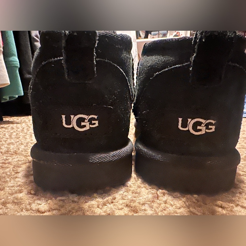 Ugg black mini boots size 5 in kids ( size 7 in women)